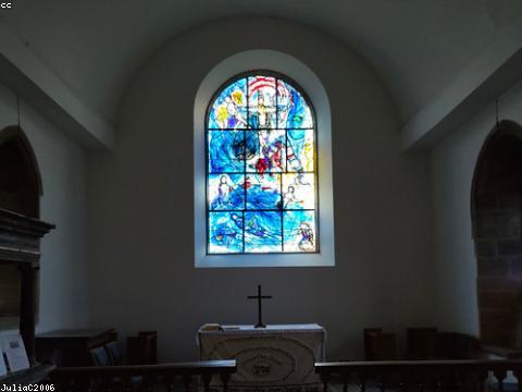 Bunte Kirchenfenster-Verglasung als Beispiel für Kunstverglasung