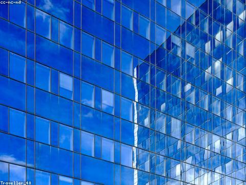 Moderne Glasfassade als Sinnbild für die Arbeit von Glaserei Rau